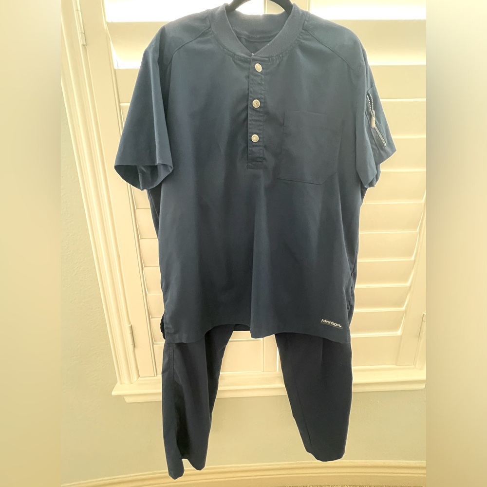 Mens Advantage Scrub Set. Navy blue. Size Medium.